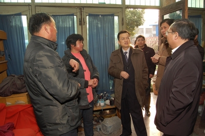 2011年春節(jié)前，公司董事長兼黨委書記潘建清親自到群益村村民家中走訪慰問